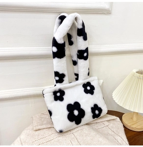 Détail du sac cabas en peluche montrant la texture douce et les motifs floraux noirs