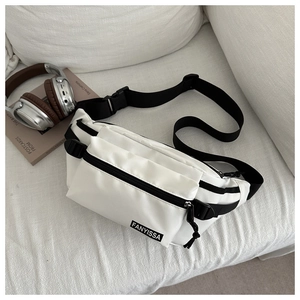 Vue détaillée du sac de poitrine en nylon blanc avec étiquette FANYISSA sur un canapé