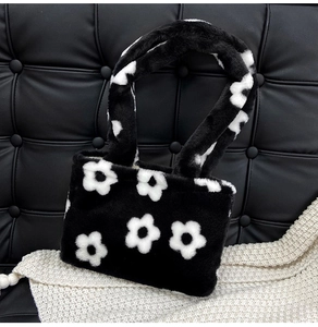 Gros plan sur un sac cabas en peluche douce avec motifs de fleurs et texture pelucheuse
