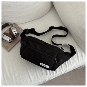 Détail du sac de poitrine en nylon noir avec étiquette FANYISSA et boucle réglable