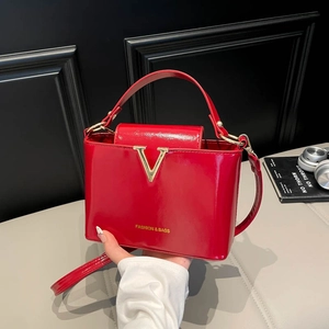 Fashion PU Leather Shoulder Bag For Women Large Capacity Crossbody Handbag With Metal V Decoration Solid Color Urban Chic Bag