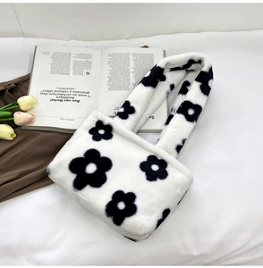 Détail du sac cabas en peluche à motif floral noir et blanc avec texture douce