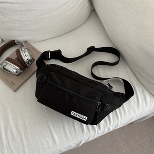 Sac de poitrine en nylon noir à grande capacité avec bandoulière réglable et fermetures