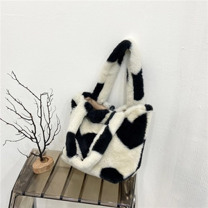 Sac fourre-tout en peluche d'hiver avec motif cœur et design imprimé vache noir et blanc