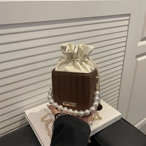 Sac seau tressé marron avec poignée en perles, cordon de serrage et chaîne dorée