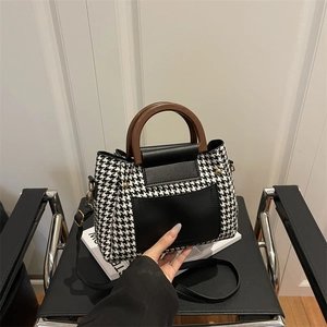 Sac à main rétro motif pied-de-poule avec poignée en bois et bandoulière en cuir noir
