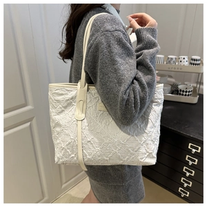 Vista dettagliata della borsa tote bianca con ricamo floreale 3D e tracolla in pelle