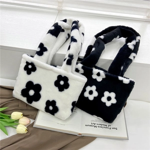 Sac à main en peluche à motif floral noir et blanc pour un look d'hiver élégant