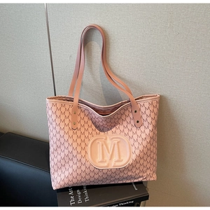 Détail du sac cabas rose avec imprimé à motifs M et logo ovale en relief