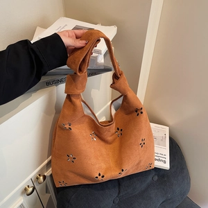 Sac hobo marron en suédine avec motifs découpés au laser et poignée nouée pour femme