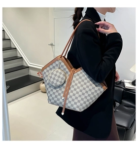 Dettaglio borsa shopper grigio blu con finiture in pelle marrone e portamonete rotondo