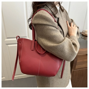 Détail du cabas en cuir litchi rouge avec surpiqûres blanches contrastées et texture souple