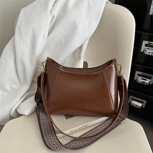 Braune matte Leder-Schultertasche mit gewebtem Gurt und goldenen Hardware-Akzenten