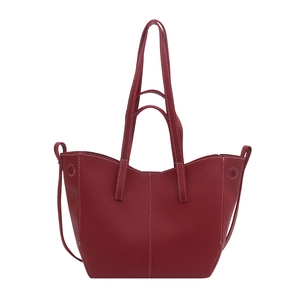 Sac cabas rouge foncé texture litchi avec surpiq surpiqûres blanches et doubles anses