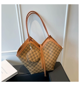 Gros plan du sac cabas rétro à damier marron avec porte-monnaie rond amovible