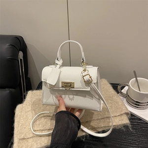 Weiße Handtasche aus Litschi-Leder mit goldenem Drehverschluss und Schultergurt-Set