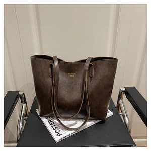 Détail du grand sac cabas marron avec texte doré FASHION BAGS et texture cuir vintage