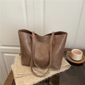 Grand sac cabas marron foncé en similicuir avec texte imprimé sur un fond de foulard