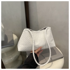 Dettaglio della borsa in pelle intrecciata bianca con trama a quadretti intrecciati