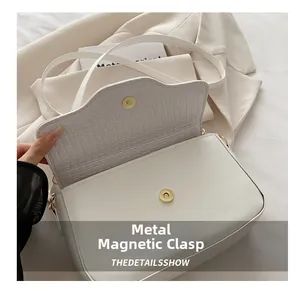 Détail du sac à main blanc avec doublure texture crocodile et fermoir magnétique en métal