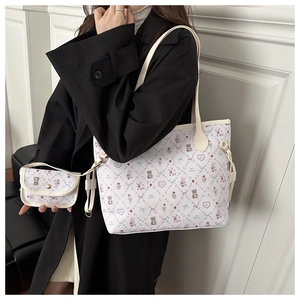Sac fourre-tout blanc avec imprimés cartoon et mini pochette pour un look d'automne