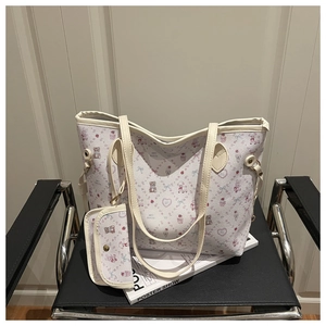 Détail du sac cabas avec imprimés oursons roses et petit porte-monnaie assorti