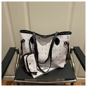 Détail du sac fourre-tout blanc imprimé avec motifs d'ours et boucles en métal doré