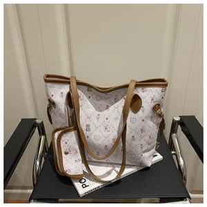 Détail de l'ensemble de sacs cabas à motifs d'ours de dessin animé sur une chaise