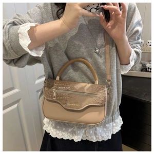 Sac bandoulière marron texture crocodile avec détail zippé et lettrage doré chic