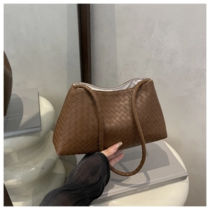 Dettaglio della borsa hobo marrone intrecciata Intrecciato con tracolla elegante