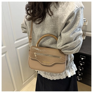 Détail du sac à main en cuir PU marron clair avec gaufrage croco et fermeture éclair dorée