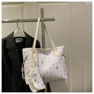 Détail du sac cabas imprimé avec motifs d'ours et petite pochette assortie