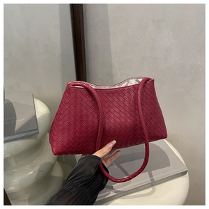 Dettaglio borsa tote in pelle intrecciata bordeaux con artigianato stile italiano