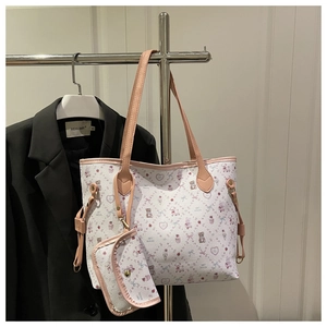 Vue détaillée du grand sac cabas avec motifs d'ours roses et sa petite pochette assortie