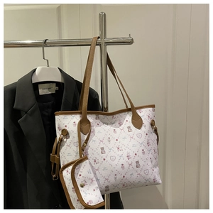 Détail du grand sac cabas et sa pochette avec motifs d'oursons roses et de nœuds