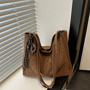 Sac Cabas Femme Grande Capacité Sac à Épaule Rétro Simple Décontracté Navette Texturé Imprimé Léopard Avec Pendentif