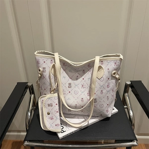Grand sac cabas crème avec imprimés ours et fraises incluant une petite pochette