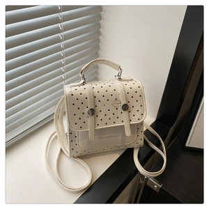 Detailansicht einer weißen Polka-Dot-Tasche mit Tidal Dryness-Aufdruck und Tragegriff