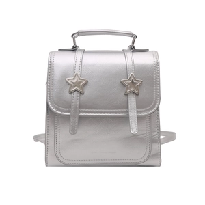 Sac à dos minimaliste en similicuir argenté avec décorations d'étoiles et double sangle