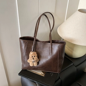 Sac Cabas Vintage en Cuir PU pour Femmes Grande Capacité Sac à Épaule avec Pendentif Ours en Peluche Sac à Main Rétro