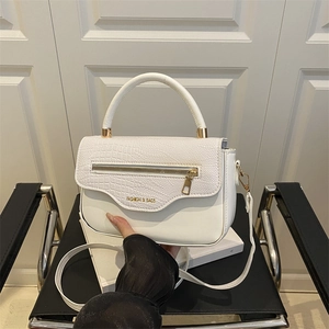Sac à main blanc en similicuir avec texture crocodile et décoration éclair dorée