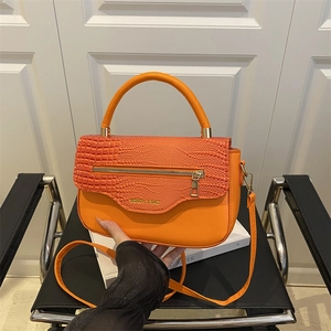Sac à main orange avec motif crocodile, fermeture éclair dorée et bandoulière femme