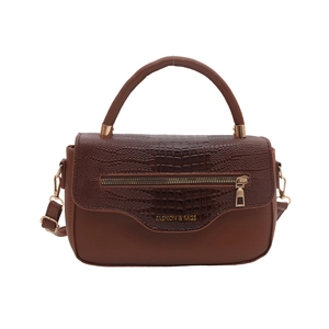 Sac à main marron avec motif crocodile, zip décoratif et finitions dorées