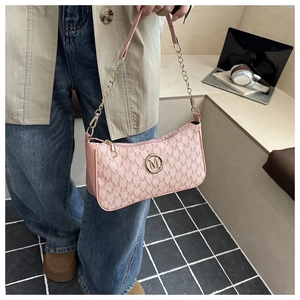 Sac croissant rose avec jacquard à lettres M et bandoulière chaîne en métal doré