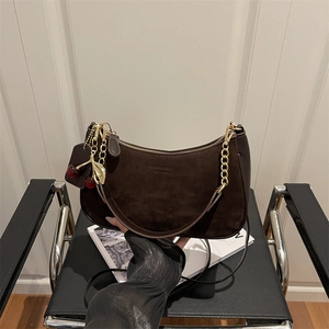 Sac à Épaule Demi-Lune Femme en PU Texture Daim Avec Pendentif Cerise Chaîne en Métal Grande Capacité Sac Hobo