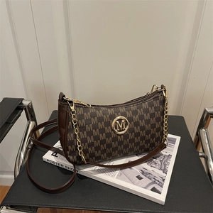 Sac croissant marron foncé chic avec imprimé monogramme et bandoulière dorée