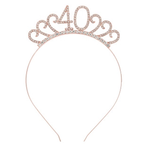 Détail du diadème du 40ème anniversaire en or rose avec des strass en cristal brillants