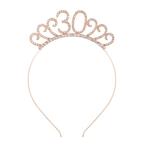Détails macro d'une couronne du 30ème anniversaire en or rose avec cristaux et cœurs