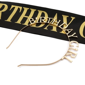 Detail eines goldenen Haarreifs mit Birthday Girl Schriftzug und Sternen-Motiv