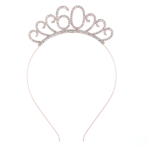 Détail de la couronne du 60e anniversaire en or rose avec strass et motifs de volutes